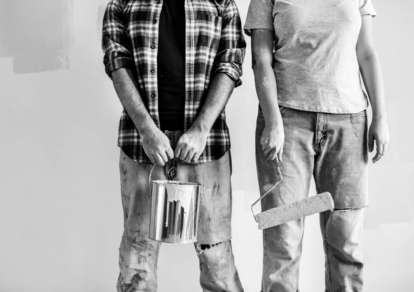 Menschen renovieren das Haus.