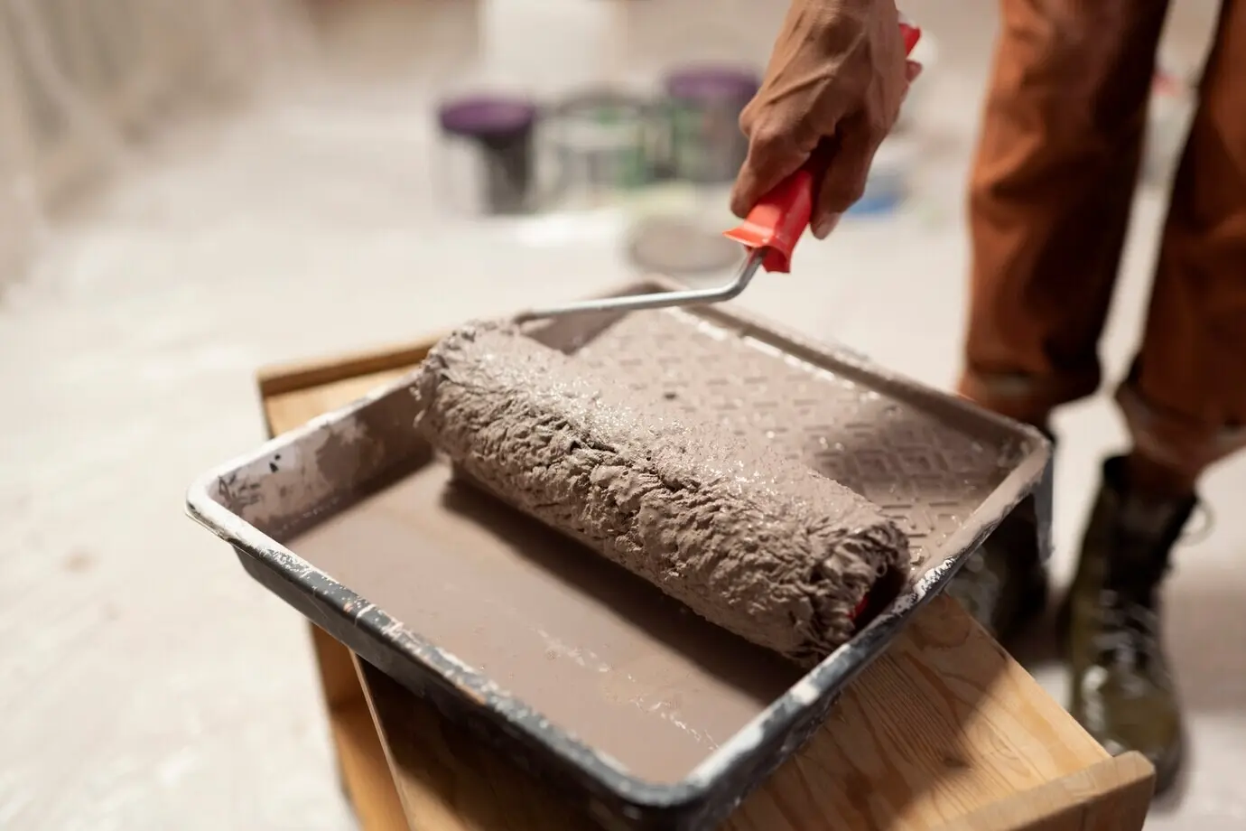 Szenenbildner/in bei der Arbeit im Innenbereich